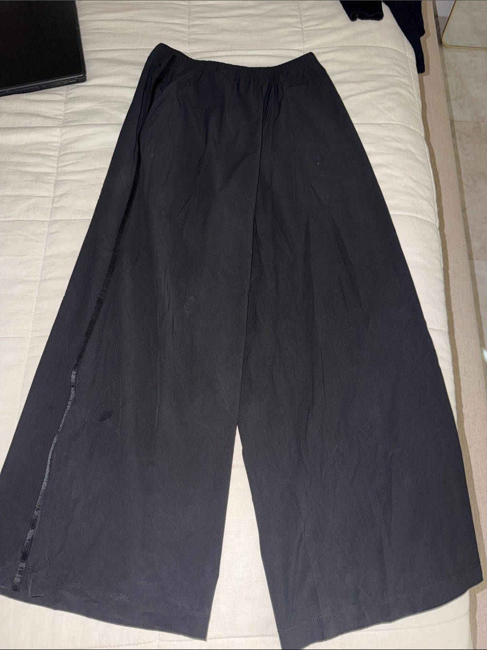 ALO Yoga Woman’s Black Wide-Leg Joggers